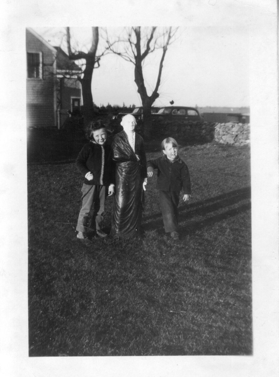 Charlene-Nancy-with-George-Washington-in-Tuckermans-Yard