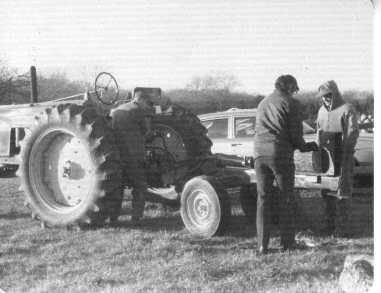 01-01-1976-Dad-at-tractor-Bob-Ray-wi-splitter