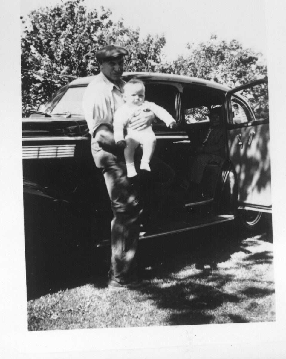 08-1939-Daddy-holding-little-sister