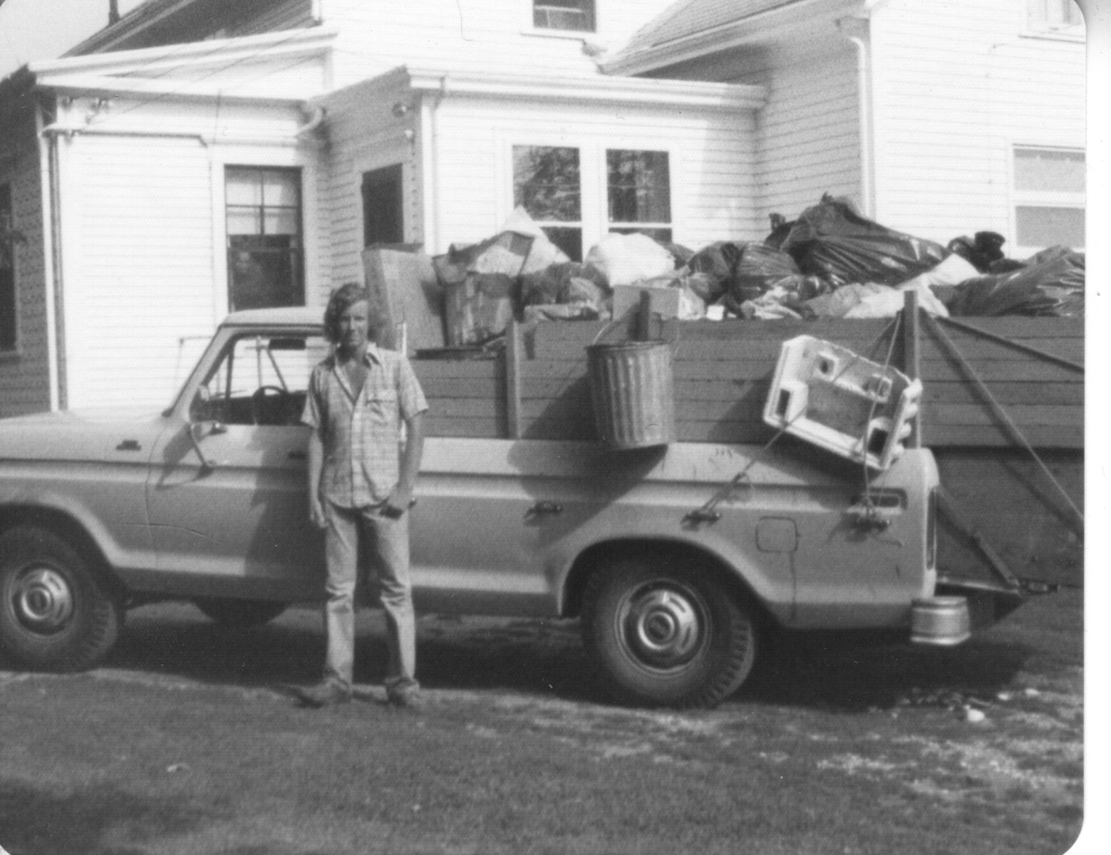 08-1978-Steve-Pettine-in-front-Dad-in-window